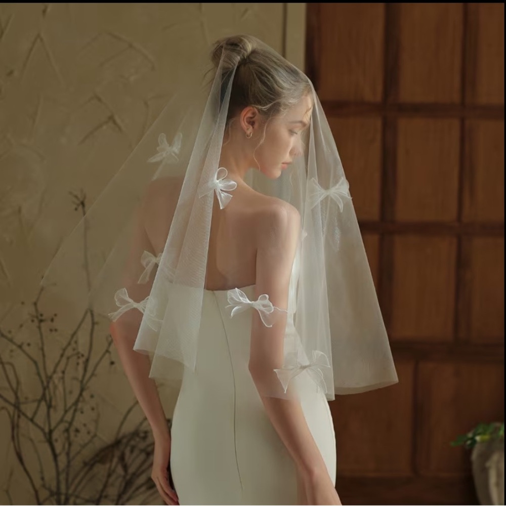 Elegant White Bridal Veil with Bow Accents - Picture 5 of 5